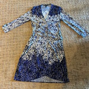 bcbgmaxazria wrap dress, 3/4 sleeves blue, great condition